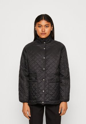 Schwarze gesteppte Jacke mit Stehkragen, Druckknopfverschluss und zwei Fronttaschen. Glatte Textur mit geometrischen Musterungen.