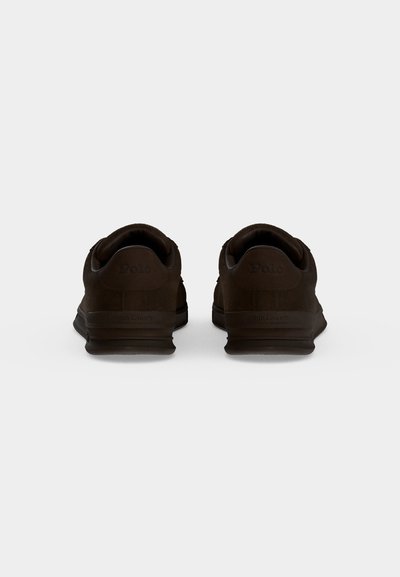 Ζευγάρι σκούρα καφέ casual sneakers από πίσω, με χαμηλή κοπή και ανάγλυφο λογότυπο Polo Ralph Lauren στη φτέρνα.