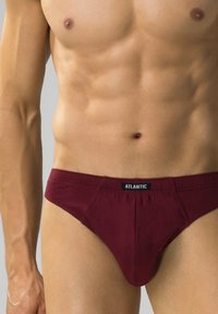 Burgundzkie męskie slipy z elastycznym pasem oznaczonym "ATLANTIC", wykonane z miękkiego materiału, o dopasowanym kroju i gładkiej teksturze.
