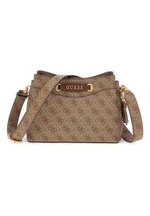 Sac à main marron Guess avec motif monogramme, ferrures dorées et bandoulière réglable sur fond blanc.