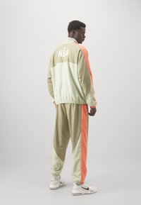 Nike Performance NBA TRACKSUIT - Træningssæt - neutral olive/olive aura/hyper crimson