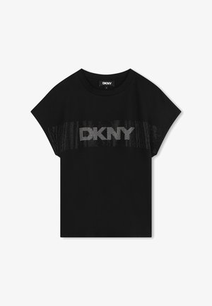 Camiseta de algodón negra con mangas cortas, que presenta un logotipo de DKNY brillante y texturizado en el pecho, en un diseño horizontal.