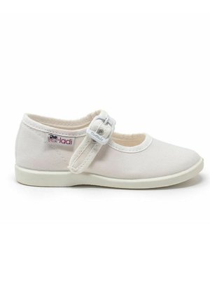 Zapato de lona blanco con punta redondeada, que presenta una correa con hebilla y una plantilla acolchada. Parte superior texturizada y suela de goma.