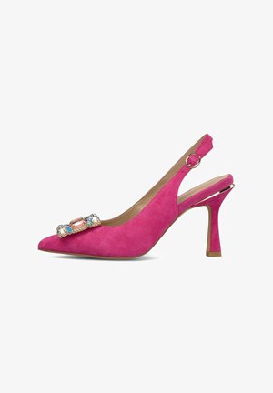 Zapato de tacón alto slingback de ante rosa con punta puntiaguda y decoración cuadrada con joyas en la parte frontal, con correa de hebilla dorada y tacón cónico.