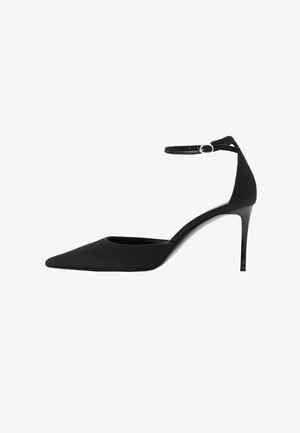 Czarny szpilek z ostrym noskiem wykonany z gładkiego materiału, z paskiem wokół kostki z srebrną klamrą i smukłym obcasem.