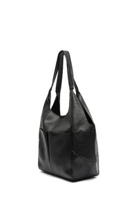 Borsa tote in pelle nera con due manici allungati, forma strutturata e due tasche frontali, caratterizzata da una finitura testurizzata e cuciture laterali.