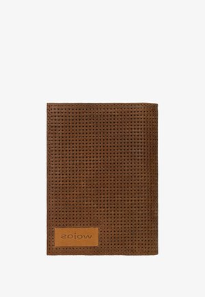 Bruine leren portemonnee met perforatietextuur, rechthoekige vorm en een zichtbaar logo op de rechterbenedenhoek.