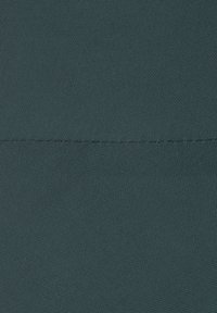 Türkisfarbene Stoff mit einer feinen, glatten Textur. Hat eine auffällige Naht in der Mitte, die zwei unterschiedliche Abschnitte des Materials bildet.