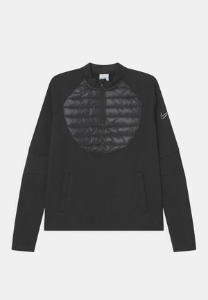 Felpa nera con pannello trapuntato e lucido di colore nero sul petto, colletto con zip a metà, tasche laterali, maniche lunghe e polsini elastici.