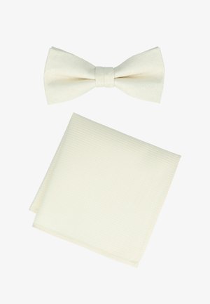 Cremefarbene strukturierte Fliege und passendes Einstecktuch auf weißem Hintergrund.