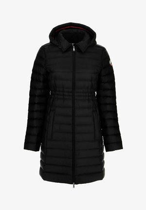 Manteau noir rembourré avec capuche, doté d'une fermeture éclair et d'une taille élastique. Le tissu est lisse avec des détails matelassés horizontaux.
