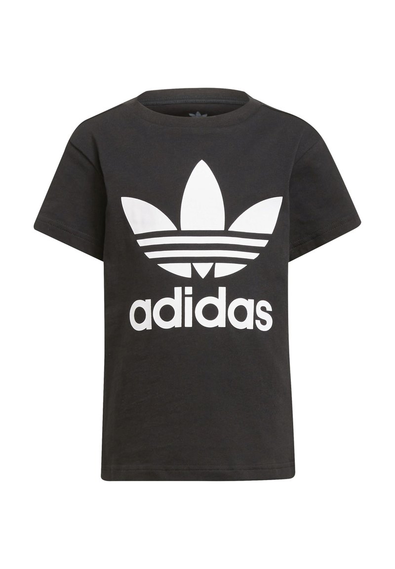 Črna bombažna majica s kratkimi rokavi, ki ima velika bela Adidas logotip s trefoil obliko in tremi vodoravnimi črtami. Klasičen stil s krožnim ovratnikom.