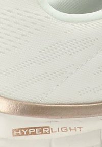 Zapatilla deportiva blanca con material texturizado, un diseño redondeado, acentos en verde menta y una franja metálica en color rosa dorado con la marca "HYPERLIGHT".