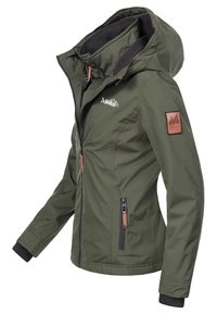 Olijfgroene jas met een capuchon, ritszakken, geribbelde manchetten en een logopatch op de mouw. Gemaakt van lichtgewicht, waterafstotend materiaal.