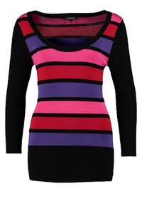 Dlouhý pruhovaný top s černými, růžovými, červenými, fialovými a levandulovými vodorovnými pruhy na přiléhavém střihu se širokým výstřihem do oblouku.