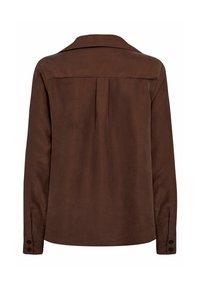 Cămașă din intoarcere de piele marron, cu guler, mâneci lungi și manșete cu nasturi. Prezintă o pliu pe spate și o textură netedă. Design simplu, clasic.