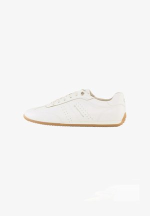 Scarpa da ginnastica bianca a taglio basso con suola in gomma beige, lacci, dettagli laterali traforati e logo "Tom Tailor" sul lato.