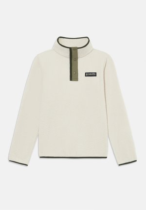 Kremkrāsas flīsa džemperis ar teksturētu apdari. Iekļauj zaļo apkakli, pogu aizdari un melnu logotipa uzšuvumu uz krūtīm.