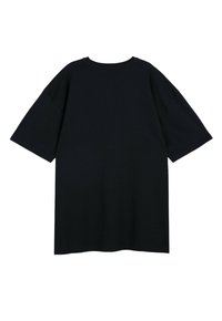 Czarny oversize t-shirt wykonany z bawełny, z okrągłym dekoltem, krótkimi rękawami i gładką fakturą, bez widocznych logo ani wzorów.