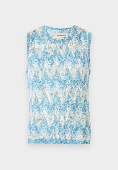 Αμάνικη πλεκτή μπλούζα με μπλε και λευκό ζιγκ-ζαγκ μοτίβο και στρογγυλή λαιμόκοψη, τοποθετημένη επίπεδα σε φωτεινό φόντο.