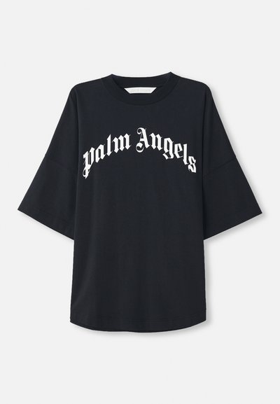 T-shirt oversized preto com mangas largas, apresentando texto em estilo gótico branco "Palm Angels" curvado ao longo do peito.