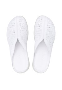 Witte instappers met geperforeerde bovenkant voor ventilatie, afgeronde vorm en gladde textuur; met een iets verhoogde hak voor comfort.