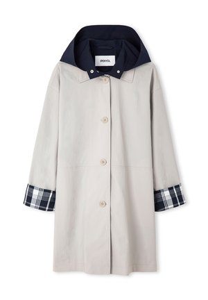 Manteau long beige clair avec boutons sur le devant, capuche bleu marine et poignets à motif écossais bleu marine et blanc.