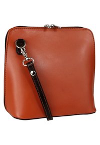 Braune Ledertasche mit rechteckiger Form, Reißverschluss und abnehmbarem Gurt. Sie zeichnet sich durch eine glatte Oberfläche und kontrastierende Nähte an den Kanten aus.