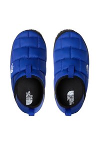 Niebieskie, ocieplane buty wsuwane z pikowaną fakturą, czarnym wnętrzem i detalem z logo. Posiadają pętlę na pięcie ułatwiającą zakładanie. Podeszwa z gumy.