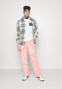 Brave Soul T-shirt estampada - optic white/multicolour