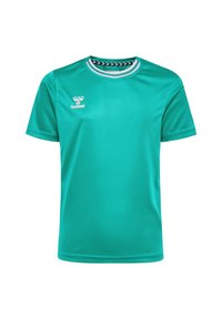 Camiseta deportiva turquesa hecha de una tela suave, con mangas cortas, cuello redondo con detalles a rayas en blanco y negro, y un logo en el pecho.