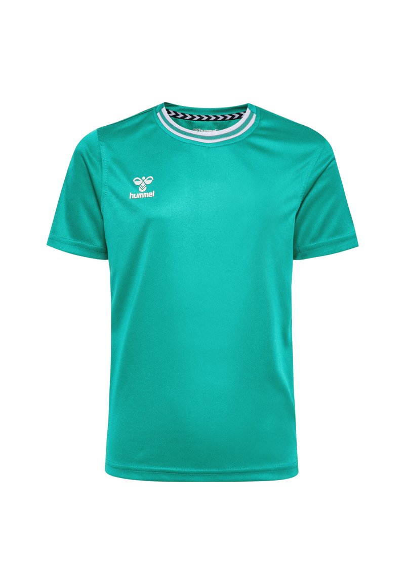 Camiseta deportiva turquesa hecha de una tela suave, con mangas cortas, cuello redondo con detalles a rayas en blanco y negro, y un logo en el pecho.