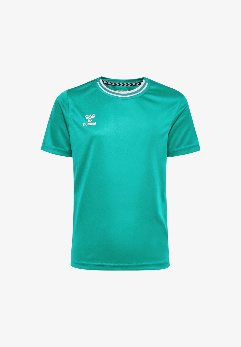 Camiseta deportiva turquesa hecha de una tela suave, con mangas cortas, cuello redondo con detalles a rayas en blanco y negro, y un logo en el pecho.