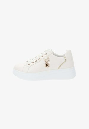 Sneaker bianco con tomaia texturizzata, suola platform, design con lacci e dettagli in hardware dorato, con un charm decorativo sul lato.