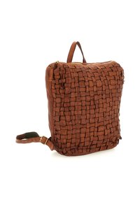 Zaino in pelle marrone con un motivo intrecciato, zip dorata, manico superiore e spallacci regolabili su uno sfondo bianco.