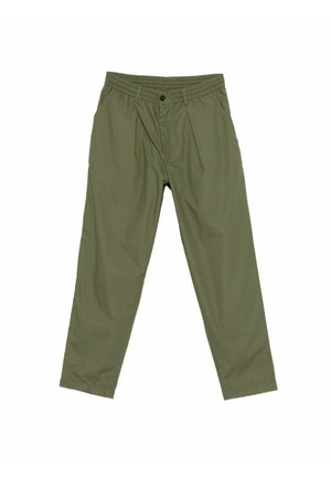 Spodnie o prostych nogawkach w kolorze oliwkowej zieleni, z zapięciem na guzik i zamek błyskawiczny, elastycznym paskiem w talii oraz bocznymi kieszeniami, rozłożone na białym tle.