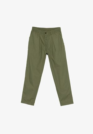 Olivgrüne Hose mit geradem Bein, Knopf- und Reißverschluss, elastischem Bund und Seitentaschen, flach auf weißem Hintergrund ausgelegt.