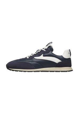 Sneaker bassa blu navy e bianca con design con lacci, pannelli in camoscio e pelle, e tiranti sulla linguetta e sul tallone.