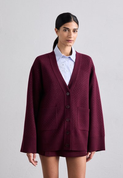 sandro CARDIGAN LOOK SURCHEMISE - Gilet - bordeaux