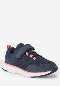 Marineblaue Sportsneaker mit Mesh-Obermaterial, pinken Akzenten, verstellbarem Klettverschluss und weißer Gummisohle. Der strukturierte Stoff sorgt für Atmungsaktivität.