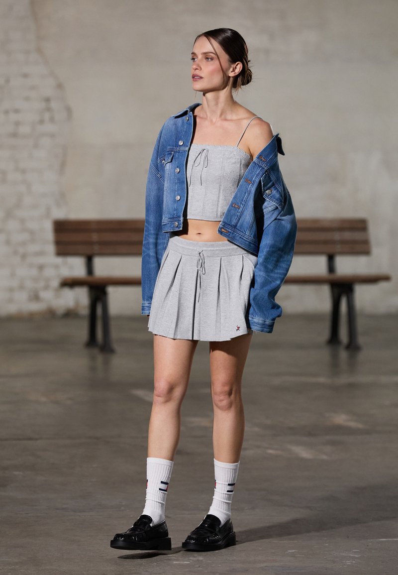 Tommy Jeans - GIRL PLEATED SKIRT - Falda plisada - light grey, Ampliar