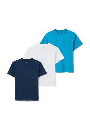 Drie t-shirts met korte mouwen in marineblauw, wit en teal. Voorzien van een ronde hals, zachte textuur en een borstzak op elk shirt.
