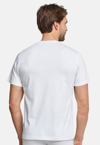 T-shirt bianca in cotone con maniche corte, collo rotondo e finitura liscia. La vista dal retro mostra un design semplice, privo di decorazioni e loghi.