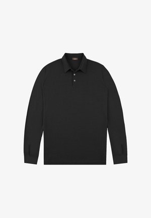 Schwarzes Langarm-Poloshirt mit drei Knöpfen und Kragen, flach auf weißem Hintergrund dargestellt.
