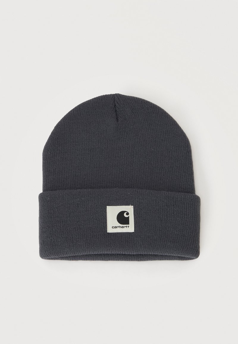 Bonnet en tricot gris foncé avec un revers et une petite étiquette carrée portant le logo Carhartt sur le devant au centre.