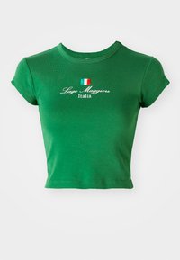 Zielony krótki t-shirt wykonany z miękkiej bawełny. Ma krótkie rękawy oraz haft "Lago Maggiore Italia" z małą flagą powyżej.