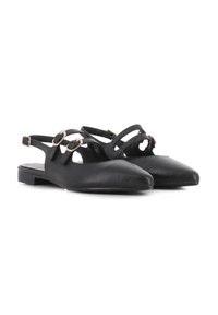 Zapatos slingback de cuero negro con puntas afiladas, que cuentan con detalles de correas decorativas y hebillas en tono dorado, suelas planas y un diseño minimalista.