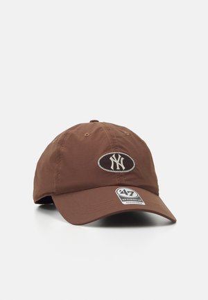 Casquette de baseball marron ajustable avec logo New York Yankees blanc brodé à l'avant et autocollant « 47 CLEAN UP » sur la visière.