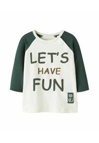 Langärmliges T-Shirt mit grünen Raglan-Ärmeln, cremefarbenem Oberteil, mit dem Text "LASS UNS SPAß HABEN" in dunkelbraun und einem kleinen Traktor-Patch.