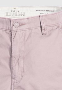 Pantalon chino Levi's XX en mauve clair, tissu en coton, coupe droite, avec fermeture par boutons et plis subtils, taille W32 L6.